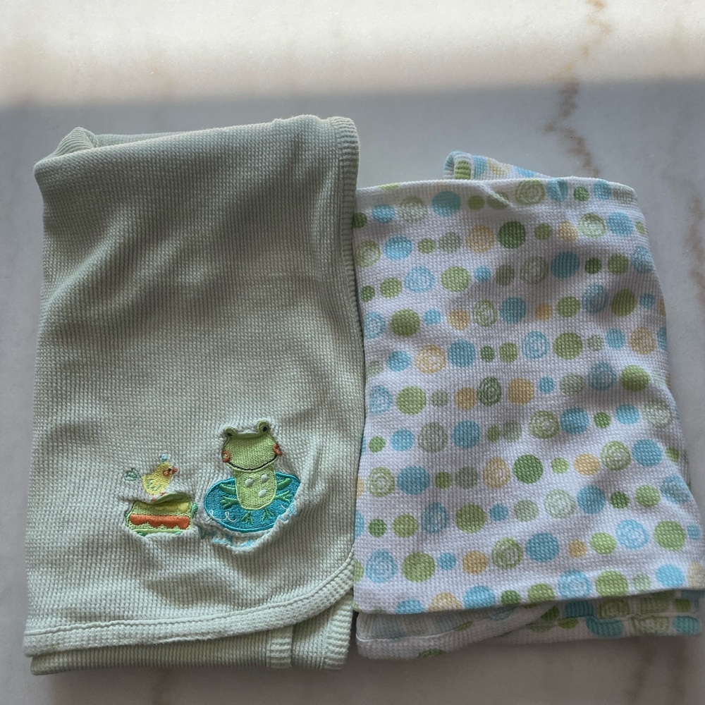 2/$15🍒 Adorable Baby Blankets with Frog Design